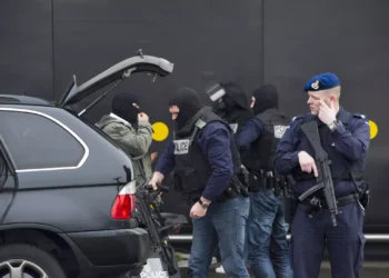 رجل مسلح يحتجز عددا من الرهائن داخل مقهى في هولندا. 2024