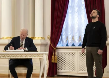 وزير الدفاع البولندي السابق: زيلينسكي هو المسؤول عن الوضع "الكارثي" للقوات المسلحة الأوكرانية 2025