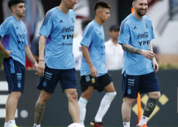 Soccer Football - Argentina Training - Julio Humberto Grondona Training Camp, Ezeiza, Argentina - March 21, 2023 Argentina's Angel Di Maria and Lionel Messi during training REUTERS/Agustin Marcarian