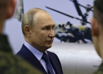 Russian President Vladimir Putin talks to military pilots at the 344th State Centre for combat use and retraining of flight crews of the Russian Defence Ministry in the town of Torzhok in the Tver Region, Russia March 27, 2024. Sputnik/Mikhail Metzel/Pool via REUTERS ATTENTION EDITORS - THIS IMAGE WAS PROVIDED BY A THIRD PARTY.