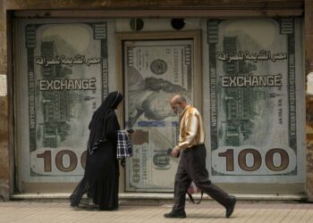 لاول مرة …الدولار في البنوك المصرية يتخطى السوق السوداء 2025