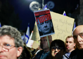 Protestors gather against Israeli Prime Minister Benjamin Netanyahu near his residence, as the conflict between Israel and Palestinian Islamist group Hamas continues, in Jerusalem November 4, 2023 REUTERS/Ammar Awad