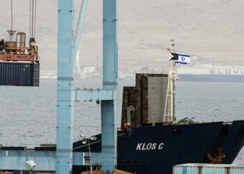 A container is removed from the Panamanian-flagged Klos-C, that was allegedly transporting arm from Iran to Gaza, on March 9, 2014 at the southern Israeli port of Eilat, where Israeli army started to unload containers before their transfer to a nearby navy base. The ship was escorted into the port of Eilat after Israeli naval commandos seized the vessel on March 5, 2014 in the Red Sea between Eritrea and Sudan.     AFP PHOTO /JACK GUEZ (Photo by JACK GUEZ / AFP)