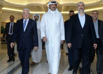 A handout picture released by the Palestinian president's office (PPO) shows Palestinian president Mahmud Abbas (C-L) meeting with Emir of Qatar Sheikh Tamim Bin Hamad al-Thani (C) and Hamas exiled leader Khaled Meshaal (C-R) in the capital Doha on August 21, 2014. AFP PHOTO/ PPO / THAER GHANEM
=== RESTRICTED TO EDITORIAL USE - MANDATORY CREDIT "AFP PHOTO/ PPO / THAER GHANEM" - NO MARKETING NO ADVERTISING CAMPAIGNS - DISTRIBUTED AS A SERVICE TO CLIENTS === (Photo by HO / AFP)