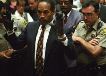 O.J. Simpson holds up his hands to the jury wearing the infamous gloves found at the crime scene and his home in this June 15, 1995 file photo. More than a decade after he was acquitted of charges that he murdered his ex-wife Nicole Brown Simpson and her friend Ron Goldman, O.J. will describe in a televised interview how he would have committed the crime if he was the one responsible in a special to air on the Fox Network November 27 and 29, 2006. REUTERS/Sam Mircovich/Files (UNITED STATES)   BEST QUALITY AVAILABLE