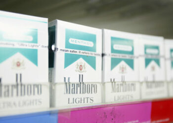 Menthol flavored cigarettes are displayed in a store in New York March 30, 2010. A U.S. scientific panel this month will weigh the controversial role of popular menthol flavoring in cigarettes in the first public meeting on tobacco products since a new law granted regulators power over the industry last year. REUTERS/Lucas Jackson (UNITED STATES - Tags: HEALTH BUSINESS)