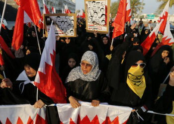 Protesters hold banners with photos of political prisoners asking for their release, as they march during an anti-government protest organised by Bahrain's main opposition party Al Wefaq in Budaiya, west of Manama, May 9, 2014.  REUTERS/Hamad I Mohammed (BAHRAIN - Tags: POLITICS CIVIL UNREST)