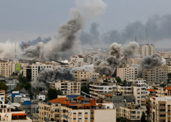 A general view shows smoke as it rises following Israeli strikes in Gaza, October 9, 2023. REUTERS/Mohammed Salem