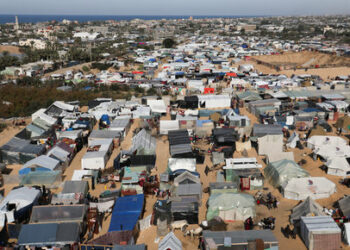 FILE PHOTO: Displaced Palestinians, who fled their houses due to Israeli strikes, shelter at a tent camp in Rafah in the southern Gaza Strip, January 8, 2024. REUTERS/Ibraheem Abu Mustafa/File Photo