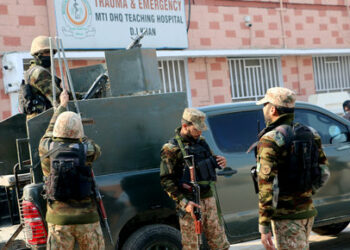 Security personnel stand guard outside a hospital where injured police officers are treated after a militant attack on a police station in Dera Ismail Khan, Pakistan, February 5, 2024. REUTERS/Stringer NO RESALES. NO ARCHIVES.