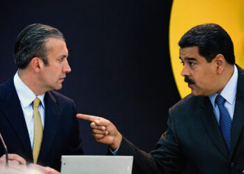 Venezuela's President Nicolas Maduro (R) speaks with Vice-President Tarek El Aissami during a press conference to launch to the market a new oil-backed cryptocurrency called "Petro", at the Miraflores Presidential Palace in Caracas, on February 20, 2018. - Venezuela formally launched its new oil-backed cryptocurrency on Tuesday in an unconventional bid to haul itself out of a deepening economic crisis. The leftist Caracas government put 38.4 million units of the world's first state-backed digital currency, the Petro, on private pre-sale from the early hours. A total of 100 million Petros will go on sale, with an initial value set at $60, based on the price of a barrel of Venezuelan crude in mid-January. (Photo by FEDERICO PARRA / AFP)