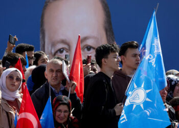 Supporters of Turkey's President Tayyip Erdogan listen to his speech as they hold flags during a rally ahead of the local elections in Istanbul, Turkey March 30, 2024. REUTERS/Umit Bektas