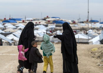 Displaced Syrian women and a children walk toward tents at the Internally Displaced Persons (IDP) camp of al-Hol in al-Hasakeh governorate in northeastern Syria,on February 7, 2019. (Photo by FADEL SENNA / AFP)