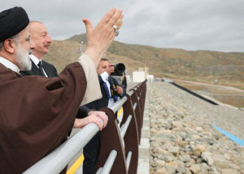 A handout picture provided by the Iranian presidency on May 19, 2024, shows Iran's President Ebrahim Raisi(L) and his Azeri counterpart Ilham Aliyev meeting at the site of Qiz Qalasi, the third dam jointly built by Iran and Azerbaijan on the Aras River, ahead of its inauguration ceremony. (Photo by Iranian Presidency / AFP) / === RESTRICTED TO EDITORIAL USE - MANDATORY CREDIT "AFP PHOTO / HO / IRANIAN PRESIDENCY" - NO MARKETING NO ADVERTISING CAMPAIGNS - DISTRIBUTED AS A SERVICE TO CLIENTS ===