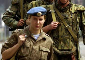 Guardsmen from Russia's elite 76th Airborne Division, which is moving
from a largely conscript to fully professional force, escort a rare
female paratrooper carrying soldiers' wages, September 6, 2002 in
Pskov. While conscripts in the division earn around 100 roubles a
month, pay for soldiers who join as professionals starts at around
3,000 roubles ($95 U.S. dollars). TO ACCOMPANY THE FEATURE STORY
BC-RUSSIA-MILITARY-REFORM REUTERS/Viktor Korotayev

AS/WS