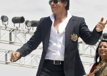 Bollywood actor Shah Rukh Khan (L) performs during the inauguration ceremony of a film city at Chandrakona village, west of Kolkata April 15, 2012. REUTERS/Rupak De Chowdhuri (INDIA - Tags: ENTERTAINMENT PROFILE SOCIETY)