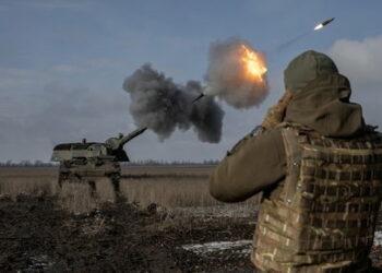 Ukrainian army from the 43rd Heavy Artillery Brigade fire the German howitzer Panzerhaubitze 2000, called Tina by the unit, amid Russia's attack on Ukraine, near Bahmut, in Donetsk region, Ukraine, February 5, 2023. REUTERS/Marko Djurica     TPX IMAGES OF THE DAY