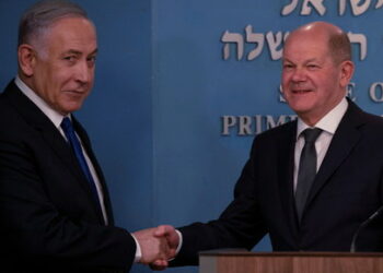 Israeli Prime Minister Benjamin Netanyahu and German Chancellor Olaf Scholz shake hands after delivering their speeches in Jerusalem, March 17, 2024. Leo Correa/Pool via REUTERS  TPX IMAGES OF THE DAY. REFILE - QUALITY REPEAT