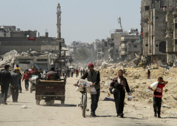 Palestinians carry aid as others struggle to receive their portion amid a widespread hunger, as the conflict between Israel and the Palestinian Islamist group Hamas continues, in Gaza City April 3, 2024. REUTERS/Mahmoud Issa