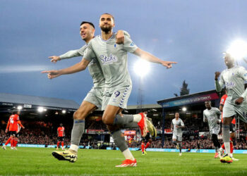 Soccer Football - Premier League - Luton Town v Everton - Kenilworth Road, Luton, Britain - May 3, 2024 Everton's Dominic Calvert-Lewin celebrates scoring their first goal with Dwight McNeil and Abdoulaye Doucoure Action Images via Reuters/Peter Cziborra NO USE WITH UNAUTHORIZED AUDIO, VIDEO, DATA, FIXTURE LISTS, CLUB/LEAGUE LOGOS OR 'LIVE' SERVICES. ONLINE IN-MATCH USE LIMITED TO 45 IMAGES, NO VIDEO EMULATION. NO USE IN BETTING, GAMES OR SINGLE CLUB/LEAGUE/PLAYER PUBLICATIONS.     TPX IMAGES OF THE DAY