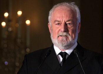 FILE PHOTO: Bernard Hill, actor of captain Edward Smith in the 1997 Titanic movie, speaks during a news conference in Hong Kong January 12, 2014. Seven-Star Energy Investment Group (SSEG) announced a 1 billion yuan ($165.23 million) project to build a life-sized Titanic replica, complete with a shipwreck simulation, for a theme park in central China by 2016, according to the company's press release.  REUTERS/Tyrone Siu/File Photo