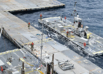 U.S. Army Soldiers assigned to the 7th Transportation Brigade (Expeditionary) and U.S. Navy sailors attached to the MV Roy P. Benavidez assemble the Roll-On, Roll-Off Distribution Facility (RRDF), or floating pier, to assist in the delivery of humanitarian aid to the people of Gaza, in the Mediterranean Sea April 26, 2024.   U.S. Army Central/Handout via REUTERS.  THIS IMAGE HAS BEEN SUPPLIED BY A THIRD PARTY