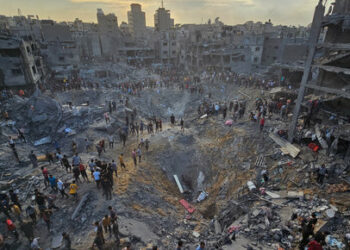 Palestinians search for casualties amid deep craters filled with broken concrete and twisted metal, after Israeli air strikes on the Jabalia refugee camp in the northern Gaza Strip, October 31, 2023.   REUTERS/Anas al-Shareef          Pulitzer Prize Winner for Breaking News Photography