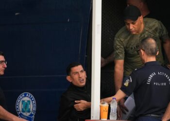 اليونان: احتجاز 9 مصريين رغم تبرئتهم من قضية غرق مركب مهاجرين 2024