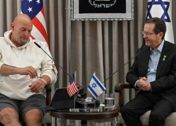صورة سيناتور أميركي يلتقي رئيس إسرائيل بـ"الشورت" تثير غضب السياسيين فى تل أبيب 2024