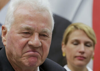 Austrian-Canadian billionaire Frank Stronach listens next to his party whip Katrin Nachbaur during a news conference in Vienna January 28, 2014. Stronach is resigning from Austria's parliament, he said on Tuesday, 16 month after founding a party that he hoped would reshape the political landscape but that fell short of his ambitions. "I will announce in parliament tomorrow that I am giving up my seat," the 81-year-old auto parts magnate told a news conference, adding he would remain chairman of Team Stronach for the time being but play a less active role in the party.      REUTERS/Leonhard Foeger  (AUSTRIA - Tags: POLITICS)