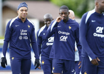 Soccer Football - Euro 2024 - France Training - Clairefontaine, France - May 30, 2024 France's Kylian Mbappe with Ousmane Dembele during training REUTERS/Abdul Saboor
