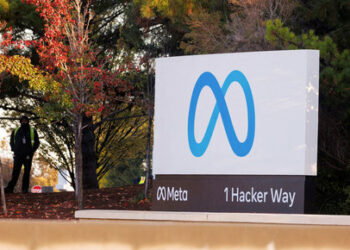 FILE PHOTO: A  security guard stands watch by the Meta sign outside the headquarters of Facebook parent company Meta Platforms Inc in Mountain View, California, U.S. November 9, 2022.  REUTERS/Peter DaSilva/File Photo