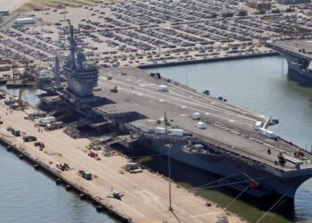 الجيش الأمريكي يعلن بقاء لحاملة الطائرات أيزنهاور في البحر الأحمر 2024