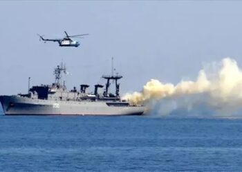تصعيد الحرب في البحر الأحمر: الحوثي يستهدف حاملة طائرات ومدمرة أمريكية 2024