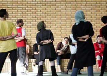 Iranian dancers perform during a training session in Tehran, 03 July 2005. Iranian actress and dance teacher, Farzaneh Kaboli prepares her group with female and male dancers to perform in the opening ceremony of 4th Muslim Women's Games on 01-08 September in Tehran. AFP PHOTO/BEHROUZ MEHRI (Photo by Behrouz MEHRI / AFP)