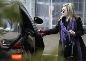 Luna Chebel, a member of the Syrian government delegation arrives to meet UN-Arab League envoy for Syria Lakhdar Brahimi on January 24, 2014 at the "Geneva II" peace talks in Geneva. Syria's warring sides will not sit in the same room for the start of talks in Geneva today despite efforts by UN mediator Lakhdar Brahimi to bring them together, officials said.     
 AFP PHOTO/PHILIPPE DESMAZES (Photo by PHILIPPE DESMAZES / AFP)