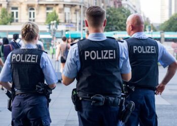 الشرطة الألمانية: مقتل إيراني هاجم ضباطا بسكين 2024