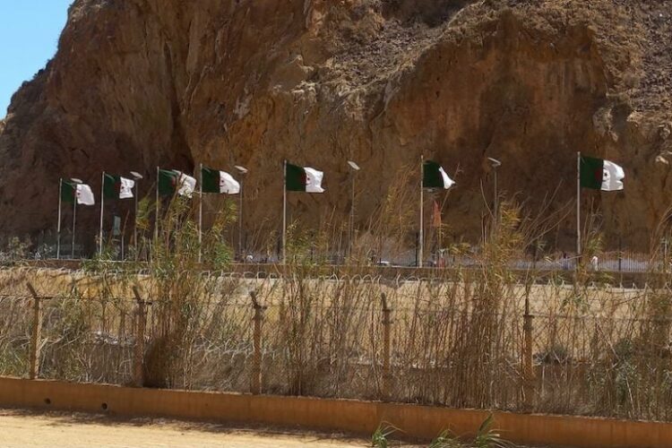 السياج الحدودي بين الجزائر والمغرب: أبعاد أمنية أم سياسية؟ 1 السياج الحدودي بين الجزائر والمغرب: أبعاد أمنية أم سياسية؟ 2025