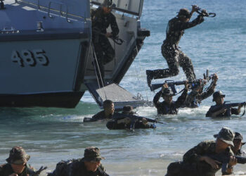 Philippine Military Academy (PMA) cadets move ashore from a navy ship during a joint field training exercise at the Marines' training centre in Ternate, Cavite city, south of Manila May 29, 2013. Future military officers in the Philippines undergo annual drills at a Marines base for training on coastal defense and amphibious operations as the nation shifts its security policy from fighting rebels to defending territories in disputed waters in South China Sea, according to the military. REUTERS/Romeo Ranoco (PHILIPPINES - Tags: POLITICS MILITARY)