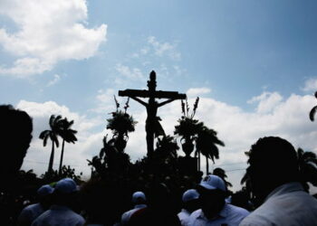 People take part in the Good Friday procession at the courtyards of the Metropolitan Cathedral, in Managua, Nicaragua March 29, 2024. REUTERS/Maynor Valenzuela