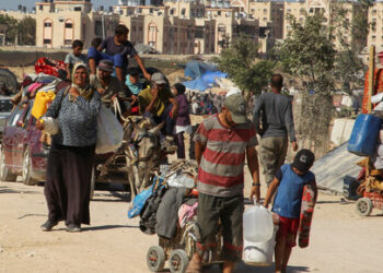 Displaced Palestinians make their way, as they flee Hamad City following an Israeli evacuation order, amid the Israel-Hamas conflict, in Khan Younis in the southern Gaza Strip, August 16, 2024. REUTERS/Hatem Khaled