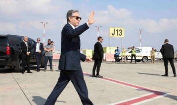 بلينكن يصل مصر.. ويطالب القاهرة بالضغط على حماس للعودة لاتفاق الهدنة 2025