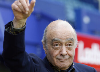 (FILES) Fulham's Chairman Mohamed Al Fayed celebrates at the end of the team's Premier League match against Portsmouth at Fratton Park, in Portsmouth, on May 11, 2008. Tycoon Mohamed Al-Fayed, a controversial billionaire and the father of Dodi who was killed along with Princess Diana in 1997, has died aged 94 his family said in a statement Friday, September 1, 2023. (Photo by GLYN KIRK / AFP)