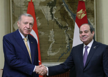 This handout photograph taken and released by Turkish Presidency Press Office on February 14, 2024, shows Turkish President Recep Tayyip Erdogan (L) shaking hands with his Egyptian counterpart Abdel Fattah al-Sisi (R) during an official visit to Egypt. (Photo by TURKISH PRESIDENTIAL PRESS SERVICE / AFP) / RESTRICTED TO EDITORIAL USE - MANDATORY CREDIT "AFP PHOTO / TURKISH PRESIDENCY PRESS OFFICE" - NO MARKETING NO ADVERTISING CAMPAIGNS - DISTRIBUTED AS A SERVICE TO CLIENTS