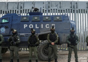 Greek police officers line up next to a border fence, built to prevent migrant crossings, during a press tour at the Greek-Turkish border, near the village of Poros, on the region of Evros, Greece, January 21, 2023. REUTERS/Alexandros Avramidis