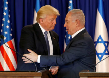 U.S. President Donald Trump (L) and Israel's Prime Minister Benjamin Netanyahu embrace after delivering remarks before a dinner at Netanyahu's residence in Jerusalem May 22, 2017.  REUTERS/Jonathan Ernst     TPX IMAGES OF THE DAY