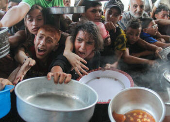 Palestinians gather to receive food cooked by a charity kitchen, amid the Israel-Hamas conflict, in the northern Gaza Strip, September 11, 2024. REUTERS/Mahmoud Issa     TPX IMAGES OF THE DAY