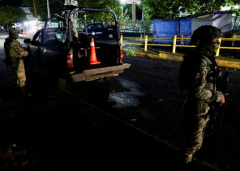 Soldiers keep watch outside a hospital where migrants injured were transferred after Mexican soldiers fired on a group of 33 migrants traveling in a pick-up truck that had tried to evade a military patrol, in Tapachula, Mexico October 2, 2024. REUTERS/Jose Torres