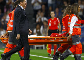 Soccer Football - LaLiga - Real Madrid v Villarreal - Santiago Bernabeu, Madrid, Spain - October 5, 2024 Real Madrid's Dani Carvajal is stretchered off after sustaining an injury REUTERS/Susana Vera