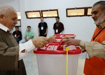 A Libyan casts his vote during the municipal elections in Misrata, Libya's third-largest city, on November 16, 2024. This election, which concerns 58 municipalities out of 142 in total and for which nearly 190,000 voters are listed (out of 7 million inhabitants), arouses enthusiasm among the youngest, who have often never voted in their lives. Thanks to a relative calm on the security level, it is being held for the first time in a decade in localities spread across the entire territory of a country undermined by divisions between East and West, where two authorities are based rivals. (Photo by ISLAM ALATRASH / AFP)